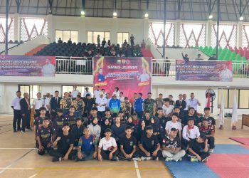 Ketua Umum KONI Jambi AKBP Mat Sanusi bersama Bupati Tanjung Jabung Barat H. Anwar Sadat, Ketua Pengprov KBI Jambi Drs. Faisal, M.Si, dan para atlet berfoto bersama usai pembukaan Kejurprov Kickboxing Indonesia Jambi di GOR Kuala Tungkal, Jumat (21/11/2025). (Dok. Stepanus)