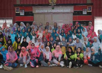 Ketua TP-PKK Kota Tanjungpinang Yuniarni Pustoko Weni bersama para kader PKK dari kecamatan dan kelurahan berfoto bersama seusai senam sehat dan lomba yel-yel dalam rangka peringatan Hari Ibu 2025 di Aula Kantor Camat Tanjungpinang Barat, Jumat (21/11/2025). (Dok. Ikram)