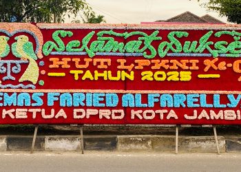 Karangan bunga ucapan “Selamat Sukses HUT LPKNI ke-9 Tahun 2025” dari Ketua DPRD Kota Jambi, Kemas Faried Alfarelly, sebagai bentuk dukungan atas peringatan HUT LPKNI. (Dok.Daus)