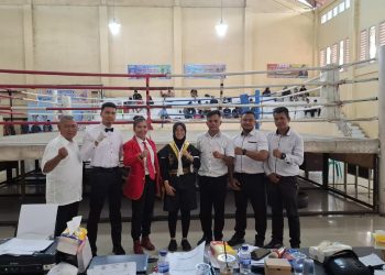 Para wasit, ofisial, dan panitia Kejurprov Muaythai Jambi 2025 berfoto bersama di depan ring pertandingan di Kota Baru, Jambi, setelah rangkaian laga selesai, Sabtu (22/11/2025). (Dok. Stepanus)