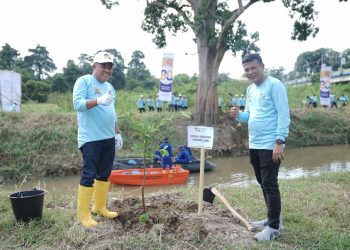Kepala Dinas PUPR Provinsi Jambi Muzakir bersama jajaran melakukan penanaman pohon di bantaran Sungai Asam, Pasar Jambi, dalam rangka peringatan Hari Bakti Kementerian Pekerjaan Umum ke-80, Jumat (21/11/2025). (Dok. Humas)