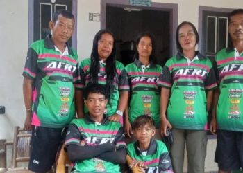 Anggota Adenan Racing Team dari komunitas Suku Anak Dalam (SAD) Bukit Suban berpose menjelang keikutsertaan perdana mereka di Final Grasstrack Piala Bupati Tanjung Jabung Timur 2025 (Dok,. Daus)