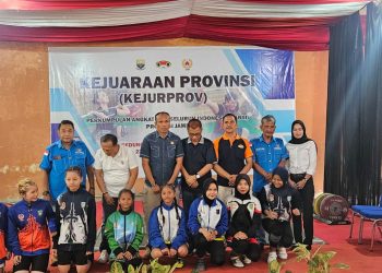 Para atlet putri dan jajaran pengurus PABBSI Jambi berfoto bersama usai pembukaan Kejuaraan Provinsi Angkat Besi 2025 di Gedung PABBSI Kota Baru, Jambi. (Dok. Daus)