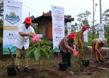 Perwakilan Yayasan AHM, UGM, dan Pemerintah Desa Balerante melakukan penanaman pohon sebagai simbol dimulainya Program KKN Tematik Satu Hati untuk pengembangan ekowisata Kalitalang, Klaten. (Dok. Sinsen)