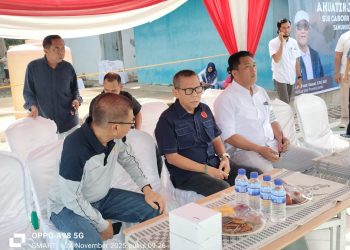 Wakil Ketua KONI Provinsi Jambi, Adri dan panitia Kejurda Renang 2025 menghadiri pembukaan kejuaraan di Kolam Renang Raja Kota Baru, Kota Jambi, Senin (24/11/2025). (Dok. Stepanus)