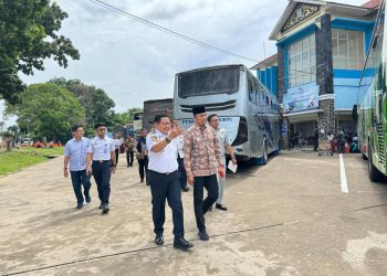 Kepala BPTD Kelas II Jambi, Benny Nurdin Yusuf, meninjau pelaksanaan rampcheck kendaraan angkutan umum di Terminal Alam Barajo menjelang Natal 2025 dan Tahun Baru 2026. (Dok. Stepanus)