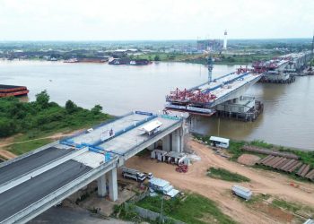 Pembangunan jembatan utama Jalan Tol Palembang–Betung yang melintasi Sungai Musi, Sumatera Selatan, menggunakan metode Box Balance Cantilever. (Dok . Humas HK)