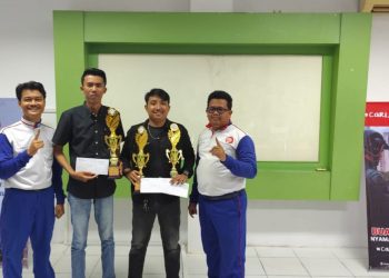 Para pemenang #Cari_Aman Skill Berkendara Sinsen Jambi 2025 berfoto bersama instruktur usai menerima trofi dan hadiah pada penutupan kegiatan di Safety Riding Center Sinsen Paal 6. (Dok. Sinsen)