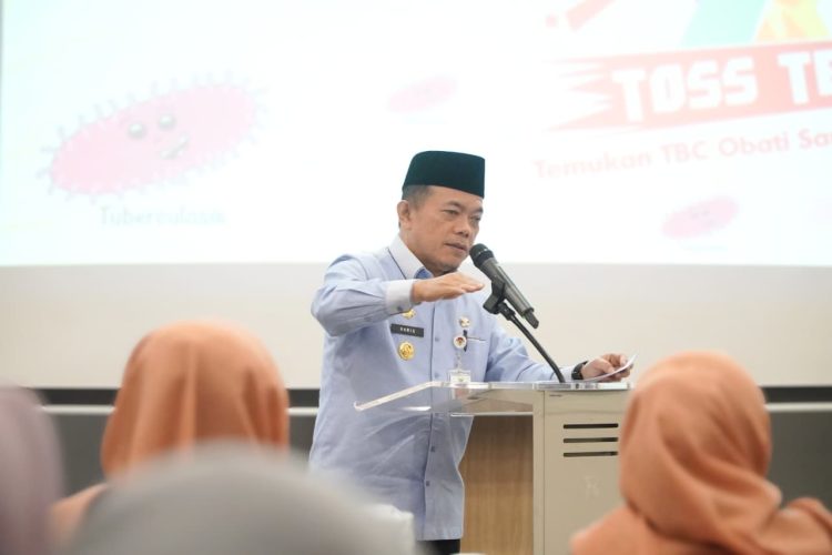 Gubernur Jambi menyampaikan arahan pada Pertemuan Monev Public Private Mix (PPM) yang membahas percepatan intervensi TB–HIV di Kota Jambi. (Dok. Erit - Kominfo)