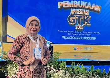 Kepala SMKN 2 Kota Jambi, Dr. Woro Handayani, S.Pd., M.Pd. berpose di area panggung pembukaan acara di Jakarta. (Dok. Pribadi)
