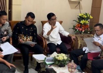Kepala Ombudsman RI Perwakilan Jambi Saiful Roswandi berdiskusi dengan pejabat Pemkab Kerinci dan Pemkot Sungai Penuh terkait penyelesaian laporan masyarakat, Kamis (4/12/2025). (Dok. Deko)