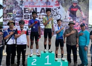 Atlet balap sepeda peraih podium berpose bersama ofisial usai salah satu nomor perlombaan pada Kejuaraan Provinsi Balap Sepeda Pengprov ICF Jambi 2025 di Kabupaten Tebo, Jumat (13/12/2025). (Dok.Daus)