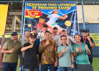 Kompol Dr. Novrizal (tengah) bersama Prima Surya berfoto usai memastikan gelar juara Turnamen Tenis Lapangan Terbuka se-Provinsi Jambi 2025 yang berlangsung pada 12–14 Desember 2025. (Dok.Irwan)