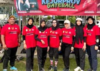 Kontingen Pengkab Pergatsi Kabupaten Tanjung Jabung Timur berpose bersama usai pertandingan hari pertama Kejurprov Gateball 2025, setelah dua kategori berhasil melaju ke babak final. (Dok .Daus)