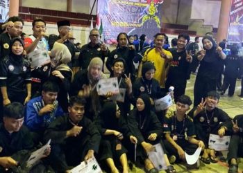 Kontingen IPSI Kabupaten Tanjung Jabung Timur berpose bersama usai meraih juara umum II pada Kejuaraan Provinsi Pencak Silat Jambi 2025 di GOR Judo Kota Baru, Jambi. (Dok. Daus)