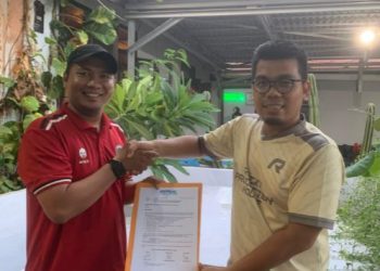 Rizki Hidayat (kanan) menyerahkan formulir pendaftaran calon Ketua Asosiasi Futsal Kota (Afkot) Jambi periode 2026–2029, Sabtu (20/12/2025). (Dok. Nahar)