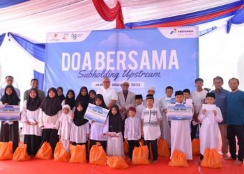 Direktur Utama PHR Regional 1 Sumatra Muhamad Arifin (tengah) bersama jajaran manajemen dan anak-anak penerima manfaat saat kegiatan Doa Bersama dan Santunan Anak Yatim di Jambi, Jumat (5/12/2025). (Dok. Humas)