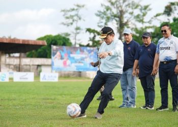 Gubernur Jambi Al Haris menendang bola sebagai simbol dimulainya Turnamen Gubernur Cup Jambi 2026 di Stadion Tri Lomba Juang, Jambi. (Dok. Riki)