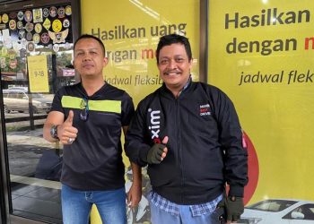 Head of Subdivision Maxim Jambi, Jos Anggun Sari (kiri), bersama Rahmat, pengemudi Maxim yang dinobatkan sebagai Best Driver of The Month setelah mencatat performa tanpa rating negatif sepanjang periode evaluasi. (Dok, Humas)