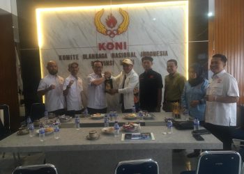 Pengurus KONI Provinsi Lampung dan KONI Provinsi Jambi berfoto bersama usai pertemuan koordinasi di Kantor KONI Provinsi Jambi. (Dok Stepanus)