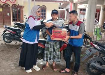 Relawan PHR Zona 1 menyerahkan bantuan logistik kepada warga terdampak banjir di Aceh sebagai bagian dari penyaluran bantuan darurat perusahaan (Dok. FJM)