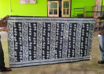 Warga Binaan Lapas Kelas IIA Jambi memperlihatkan hasil karya batik yang dibuat dalam program pembinaan kemandirian di workshop pembinaan.(Dok. Daus)
