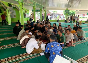 Warga Binaan Pemasyarakatan (WBP) Lapas Kelas IIA Jambi mengikuti kegiatan belajar mengaji di Masjid At-Taubah sebagai bagian dari pembinaan keagamaan, Selasa (2/12/2025). (Dok, Deki)