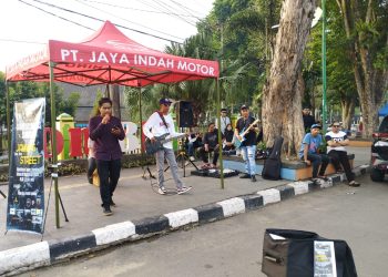 Sejumlah musisi dari Forum Musisi Jambi (FMJ) tampil dalam aksi “Suara Solidaritas Sumatera: Jamming on the Street” di Bundaran Tugu Keris, Kota Jambi, Selasa (2/12/2025). (Dok Stepanus)