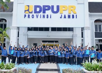 Kepala Dinas PUPR Provinsi Jambi, Muzakir, M.Si., M.M., berasama para ASN dan pegawai Dinas PUPR Provinsi Jambi berfoto bersama seusai mengikuti Upacara Peringatan HUT ke-54 KORPRI di Kantor Gubernur Jambi, Senin (1/12/2025). (Dok. Bayu - PU)