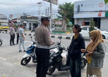 Petugas gabungan dari Jasa Raharja, Ditlantas Polda Jambi, dan instansi terkait saat melakukan pemeriksaan kendaraan dalam operasi penertiban di salah satu ruas jalan di Kota Jambi, Kamis (4/12/2025). (Dok. Humas JR)