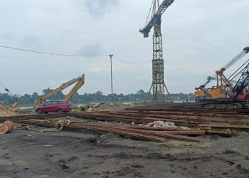 Alat berat dan tumpukan material industri terlihat beroperasi di sekitar kawasan yang diduga berada dekat zona penyangga Cagar Budaya Nasional Muarajambi, Kabupaten Muaro Jambi. (Dok. Daus)
