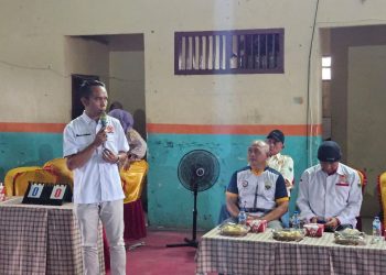 Ketua Harian KONI Provinsi Jambi, Hasan Mabruri, memberikan sambutan saat membuka Kejurprov Gulat Jambi 2025 yang berlangsung di Gedung Gulat Jambi, Jumat (5/12/2025). (Dok, Daus)