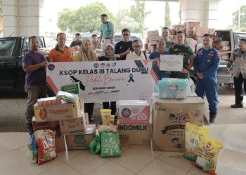 Perwakilan KSOP Kelas III Talang Duku, Pelindo Jambi, dan asosiasi maritim menyerahkan ratusan paket bantuan logistik kepada BPBD Provinsi Jambi untuk disalurkan kepada korban bencana di Sumut, Sumbar, dan Aceh, Jumat (5/12/2025). (Dok. Daus)