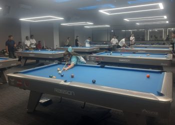 Sejumlah atlet mengikuti pertandingan Kejuaraan Provinsi (Kejurprov) Biliar Jambi 2025 di Black Hawk Biliar dan Cafe, Kota Jambi, Sabtu (6/12/2025). (Dok. Daus)