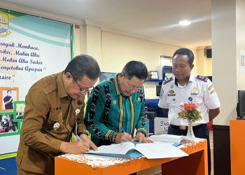 Kepala BPTD Kelas II Jambi Dr. Benny Nurdin Yusuf, M.H., bersama Kepala Dinas Perpustakaan dan Arsip Provinsi Jambi Tema Wisman, S.Pi., menandatangani nota kesepahaman pengembangan Pojok Baca di Terminal Alam Barajo, Jambi, Selasa (9/12/2025). (Foto: Daus)