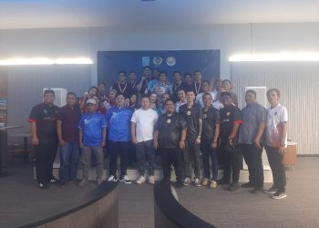 Para atlet dan panitia Kejurprov Biliar 2025 berfoto bersama seusai penutupan pertandingan di Black Hawk Biliar dan Café, Jelutung, Kota Jambi. (Dok. Daus)