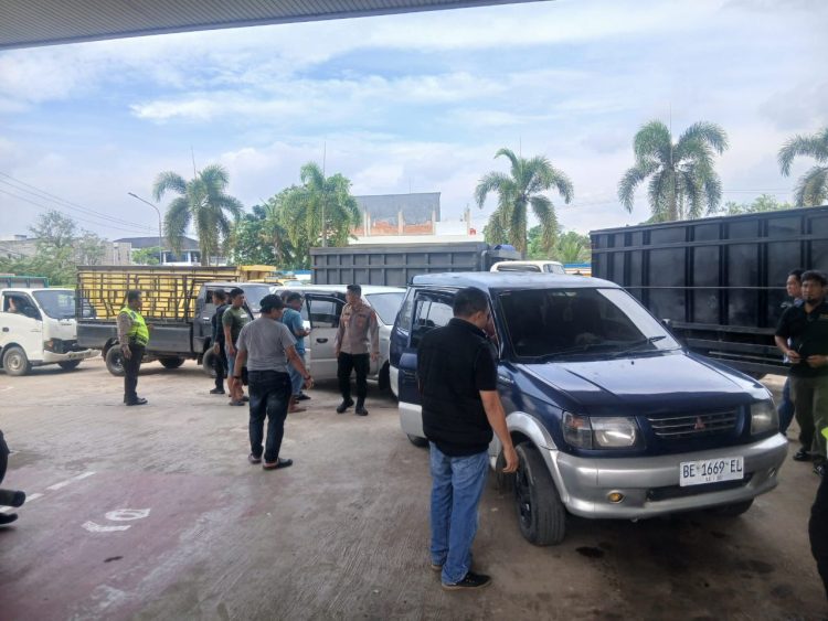 Polsek Kotabaru memeriksa sejumlah kendaraan yang diduga melakukan pelangsiran BBM subsidi saat penertiban di SPBU Pall 7, Kota Jambi, Sabtu (6/12/2025) (Dok. Nahar)