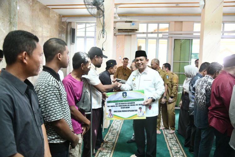 Gubernur Kepri Ansar Ahmad menyalami masyarakat saat penyerahan bantuan hibah dan program perlindungan BPJS Ketenagakerjaan bagi nelayan dan petani di Masjid Darul Muttaqin, Taman Cipta Asri II, Selasa (9/12/2025). (Dok. Tri)