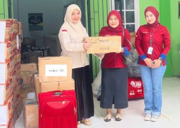Perwakilan PT Sinar Sentosa Primatama menyerahkan bantuan tanggap darurat untuk korban bencana di Sumatra melalui koordinasi bersama Forum CSR Kota Jambi, Rabu (10/12/2025). (Dok. Daus)
