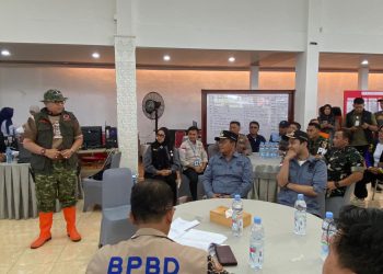 Wali Kota Jambi Maulana bersama jajaran BPBD dan unsur Forkopimda mengikuti koordinasi penanganan bencana di posko utama Kota Padang, usai memastikan bantuan kemanusiaan dari Jambi tiba dan mulai disalurkan. (Dok. Rixal)