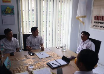 Petugas Ombudsman RI Perwakilan Jambi melakukan pemeriksaan inisiatif terkait dugaan maladministrasi layanan adminduk di Kecamatan Renah Mendaluh, Kabupaten Tanjung Jabung Barat. (Dok. Humas)