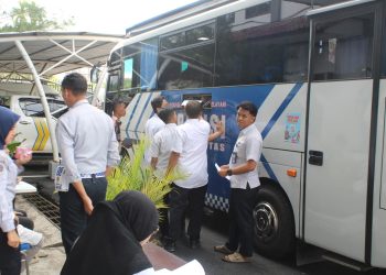 Petugas dan masyarakat memanfaatkan layanan SIM Keliling yang beroperasi di Terminal Tipe A Alam Barajo, Kota Jambi (Dok. Nahar)