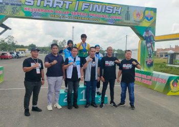 Ketua Pengprov ISSI Jambi bersama panitia dan para atlet berpose usai pembukaan Kejurprov Balap Sepeda Jambi 2025 di Kabupaten Tebo, Jumat (12/12/2025). (Dok, Daus)