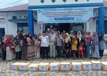 Wakil Bupati Bungo bersama jajaran Jasa Raharja, BKKBN, dan penerima manfaat berfoto seusai penyerahan paket nutrisi Program GENTING untuk pencegahan stunting di Kabupaten Bungo, Kamis (11/12/2025). (Dok. Humas)