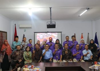 Pengurus IKA Universitas Nurdin Hamzah bersama Ketua BPH Ferdy, S.H., dosen, dan staf kampus berfoto bersama usai pertemuan sinergi di Kampus UNH, kawasan Sipin, Kota Jambi, Kamis (11/12/2025). (Dok. Daus)