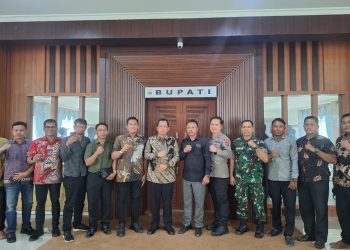 Bupati Muaro Jambi Bambang Bayu Suseno bersama AKBP Ade Candra dan jajaran Forkopimda foto bersama usai mediasi perdamaian antara warga Desa Gedong Karya terkait insiden pembakaran pompong, Jumat (12/12/2025). (Dok. Nahar)