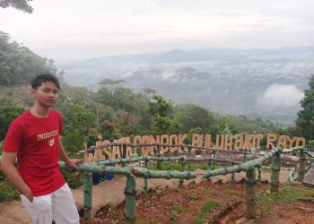 Nasrul Choonan Rahsatya (15), siswa MTs Pondok Pesantren Darul Arifin Jambi, berfoto di kawasan wisata Bukit Raya, Kabupaten Jambi. (Dok. Nasrul Choonan Rahsatya)