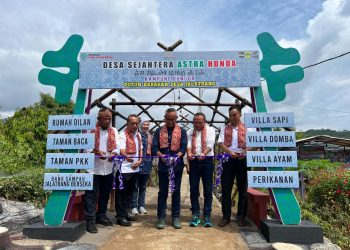 Ketua Yayasan Astra Honda Motor (Yayasan AHM) Ahmad Muhibbuddin bersama jajaran dan perangkat Desa Jalatrang meresmikan Program Desa Sejahtera Astra Honda di Dusun Babakan, Desa Jalatrang, Kabupaten Ciamis, Jawa Barat, Selasa (10/12/2025). (Dok. Sinsen)