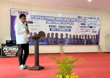 Ketua SMSI Provinsi Jambi Muhtadi Putra Nusa memberikan sambutan usai melantik Pengurus SMSI Kabupaten Kerinci–Kota Sungai Penuh Periode 2025–2028 di Gedung Nasional Kota Sungai Penuh, Sabtu (13/12/2025). (Dok. SMSI)