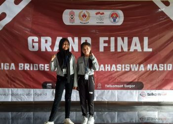Dua atlet bridge usia dini asal Provinsi Jambi, Rachell Ameera Saffa dan Safitri Aulia Sari, berpose usai memastikan lolos ke Grand Final Liga Bridge Siswa Nasional 2025 yang digelar di Telkomsat, Bogor, 12–14 Desember 2025. (Dok. Taufik)